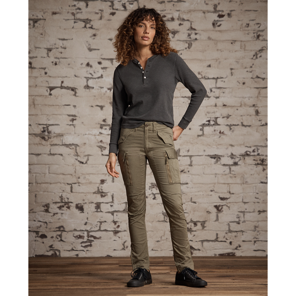 Skinny-fitting cargo trousers made from stretch cotton twill. Garment-dyed and washed. Articulated knees for ease of movement. Cargo pockets with an additional side entry.