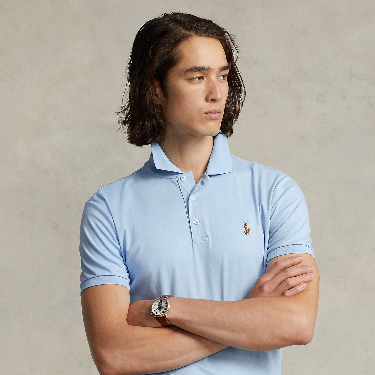 An American style standard since 1972, the Polo shirt has been imitated but never matched. Over the decades, Ralph Lauren Lauren has re-imagined his signature style in a wide array of colours and fits, yet all retain the quality and attention to detail of the iconic original. This trim version is made from luxe cotton interlock with an ultra-soft finish.