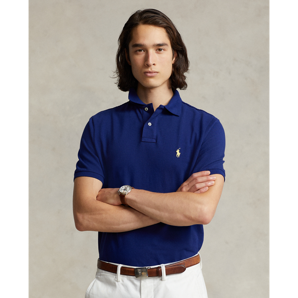 An American style standard since 1972, the Polo shirt has been imitated but never matched. Over the decades, Ralph Lauren Lauren has re-imagined his signature style in a wide array of colours and fits, yet all retain the quality and attention to detail of the iconic original. This version is cut slim through the body and washed for added softness.