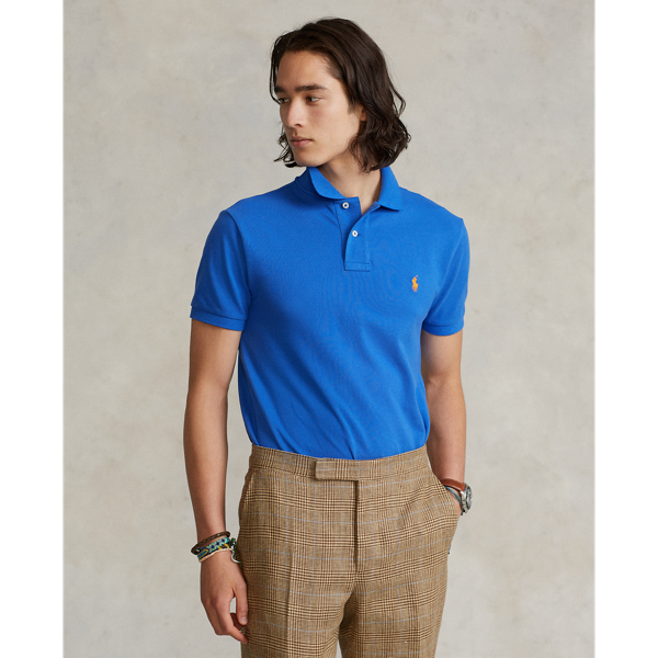 An American style standard since 1972, the Polo shirt has been imitated but never matched. Over the decades, Ralph Lauren Lauren has re-imagined his signature style in a wide array of colours and fits, yet all retain the quality and attention to detail of the iconic original. This version is cut slim through the body and washed for added softness.