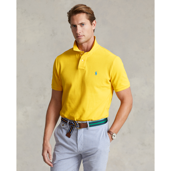 An American style standard since 1972, the Polo shirt has been imitated but never matched. Over the decades, Ralph Lauren Lauren has re-imagined his signature style in a wide array of colours and fits, yet all retain the quality and attention to detail of the iconic original. This version is cut slim through the body and washed for added softness.