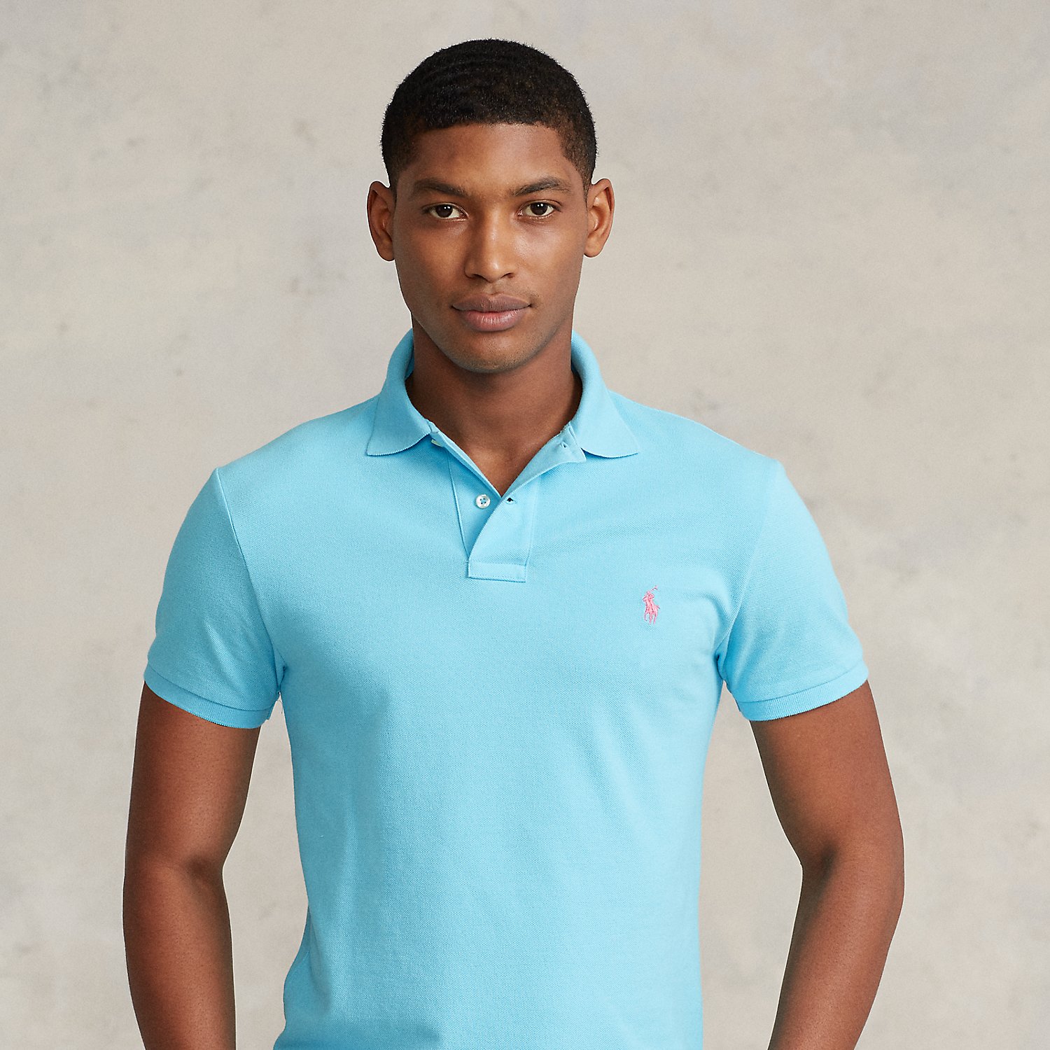 An American style standard since 1972, the Polo shirt has been imitated but never matched. Over the decades, Ralph Lauren Lauren has re-imagined his signature style in a wide array of colours and fits, yet all retain the quality and attention to detail of the iconic original. This version is cut slim through the body and washed for added softness.