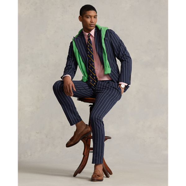 The oxford shirt made its debut very early in Ralph Lauren Lauren’s designs, and since then, it has solidified its status as a pillar of the Polo look. Our fabric is developed with a secret wash, which gives it instant character, ease and a heathered softness. The formula is so unique that it's been kept in a safe for more than three decades. In addition to details evoking its prep-school inspiration, it offers a relaxed feel, producing what we refer to as "the perfect rumple". Today, Mr Lauren continues to create countless variations of his iconic shirt, including this version, which is finished with our signature embroidered Pony.