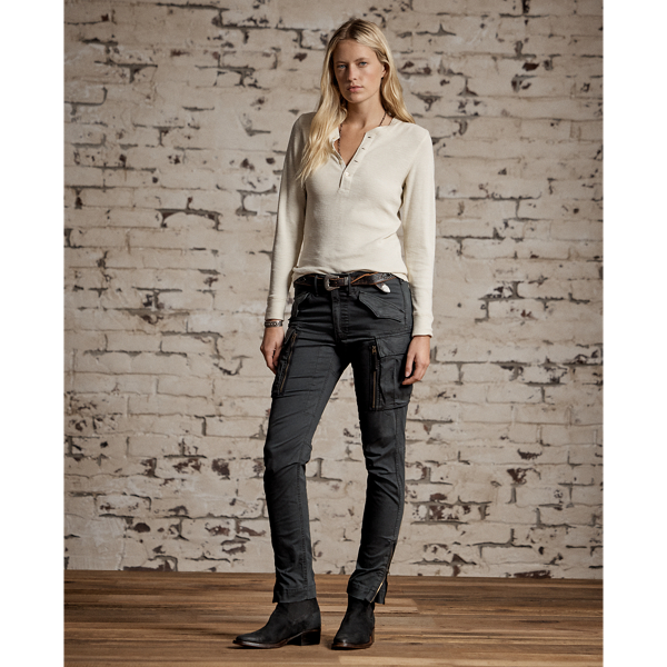 Skinny-fitting cargo trousers made from stretch cotton twill. Garment-dyed and washed. Articulated knees for ease of movement. Cargo pockets with an additional side entry.