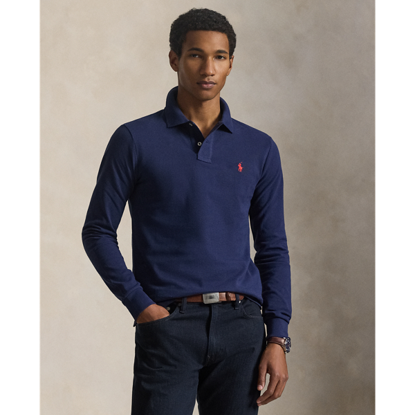An American style standard since 1972, the Polo shirt has been imitated but never matched. Over the decades, Ralph Lauren Lauren has re-imagined his signature style in a wide array of colours and fits, yet all retain the quality and attention to detail of the iconic original. This version is cut slim through the body and washed for added softness.