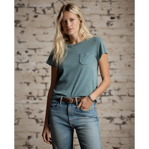 Made with cotton-and-linen fabric. Accented with a patch pocket on the left chest.