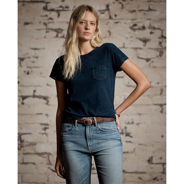 Made with cotton-and-linen fabric. Accented with a patch pocket on the left chest.