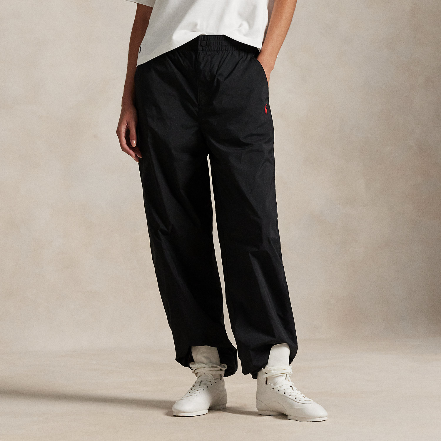 Cut for a straight fit, these tracksuit bottoms can be cinched at the cuffs for a tapered silhouette. They are finished with our signature embroidered Pony at the thigh for pure Polo style.
