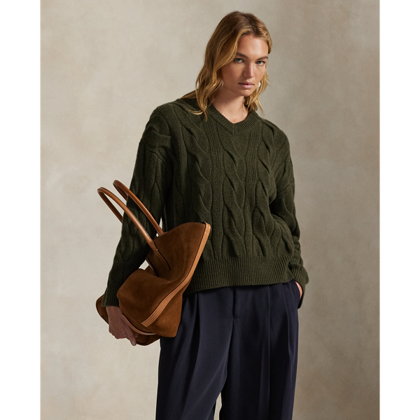 This V-neck jumper blends Italian wool and cashmere yarns for a relaxed silhouette featuring a large-scale version of our iconic cable-knit motif.