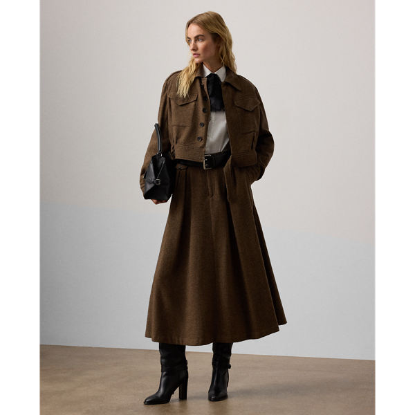 An elevated wardrobe staple, the Evilyn reimagines the timeless A-line skirt with trouser-inspired elements, including belt loops, a zip fly with a buttoned waist tab, and a coin pocket. Tailored with front waist pleats and back waist darts, this skirt is crafted from neutral, yard-dyed Italian tweed – a fabric custom-developed with soft wool yarns woven in a birdseye structure to create a light, jumper-like hand feel.