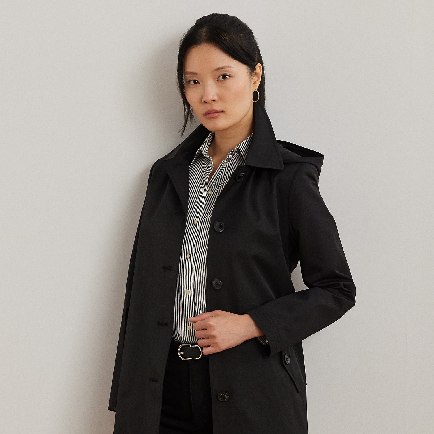 With a water-repellent cotton-blend shell and a menswear-inspired balmacaan coat silhouette, this piece seamlessly merges practical design elements with sophisticated sartorial details. A detachable hood offers versatility, while "Lauren Ralph Lauren Lauren"-engraved horn-effect buttons add a signature finish.
