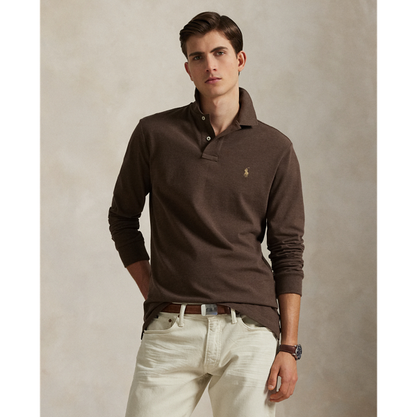 An American style standard since 1972, the Polo shirt has been imitated but never matched. Over the decades, Ralph Lauren Lauren has re-imagined his signature style in a wide array of colours and fits, yet all retain the quality and attention to detail of the iconic original. This version is tailored through the waist and washed for added softness.