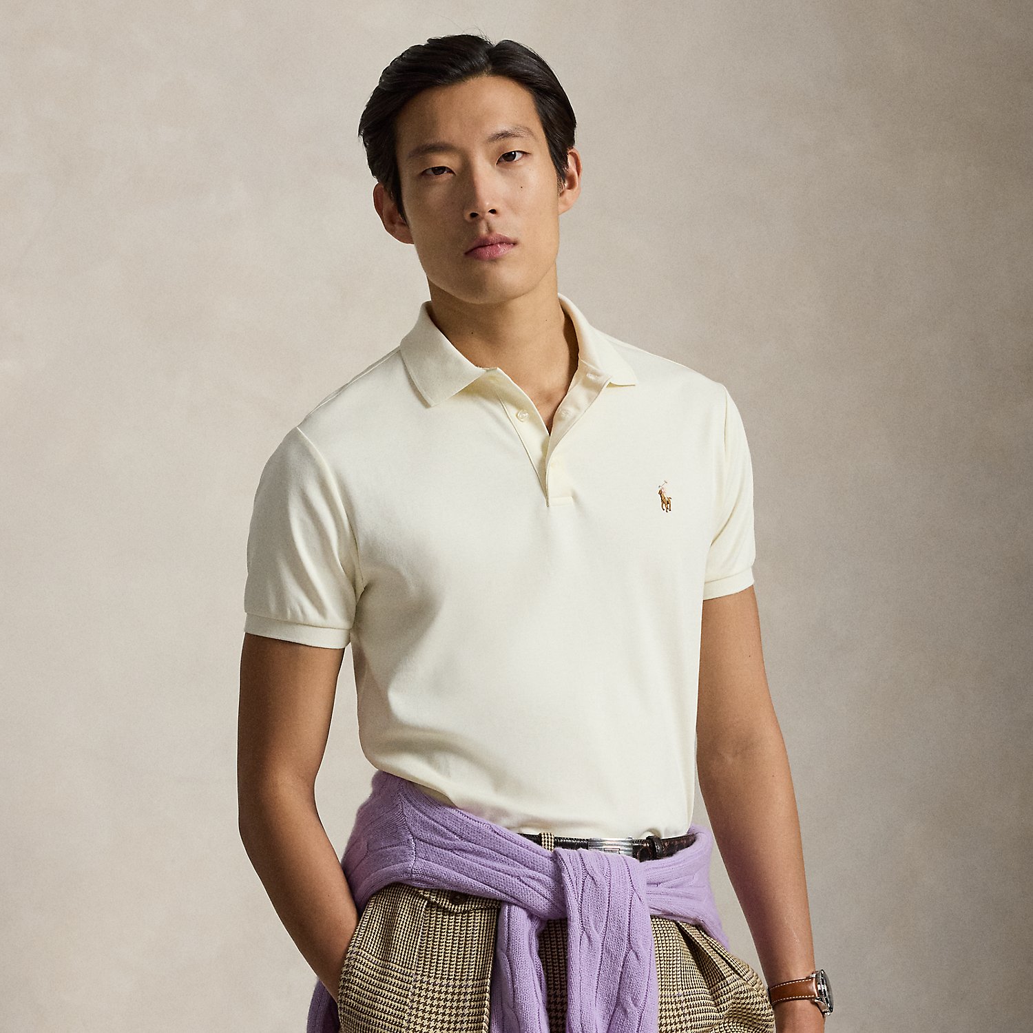 An American style standard since 1972, the Polo shirt has been imitated but never matched. Over the decades, Ralph Lauren Lauren has re-imagined his signature style in a wide array of colours and fits, yet all retain the quality and attention to detail of the iconic original. This trim version is made from luxe cotton interlock, which features an ultra-soft finish.