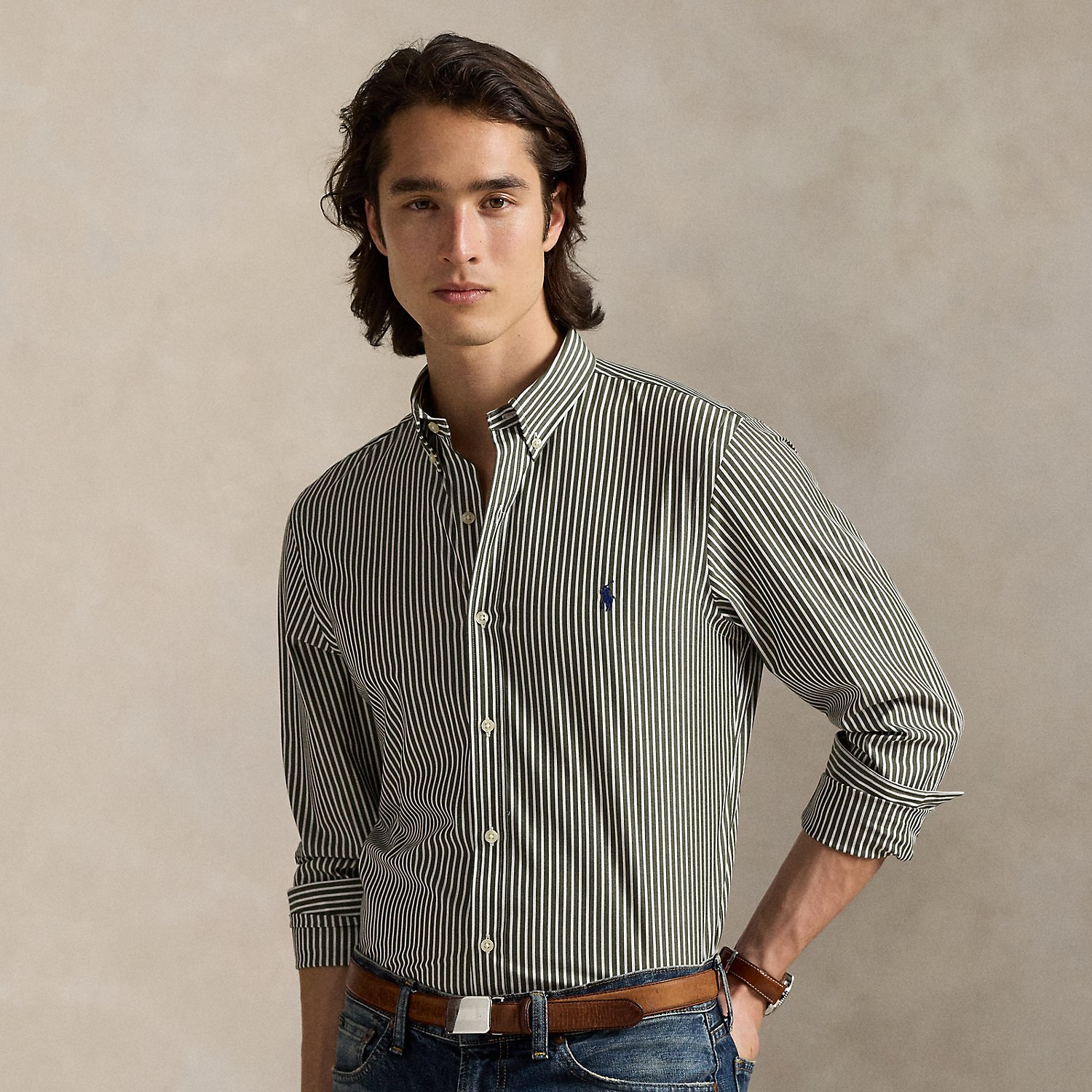 This shirt's poplin combines soft, breathable cotton with extra stretch for added comfort.