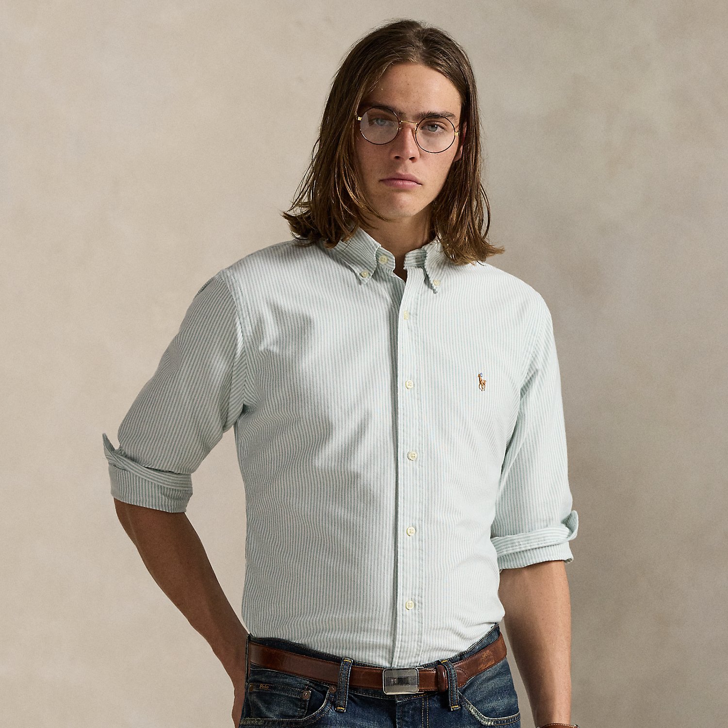 The oxford shirt made its debut very early in Ralph Lauren Lauren’s designs, and since then, it has solidified its status as a pillar of the Polo look. Today, Mr Lauren continues to create countless variations of his iconic shirt, including this striped version, which is embroidered with our multicoloured signature Pony.