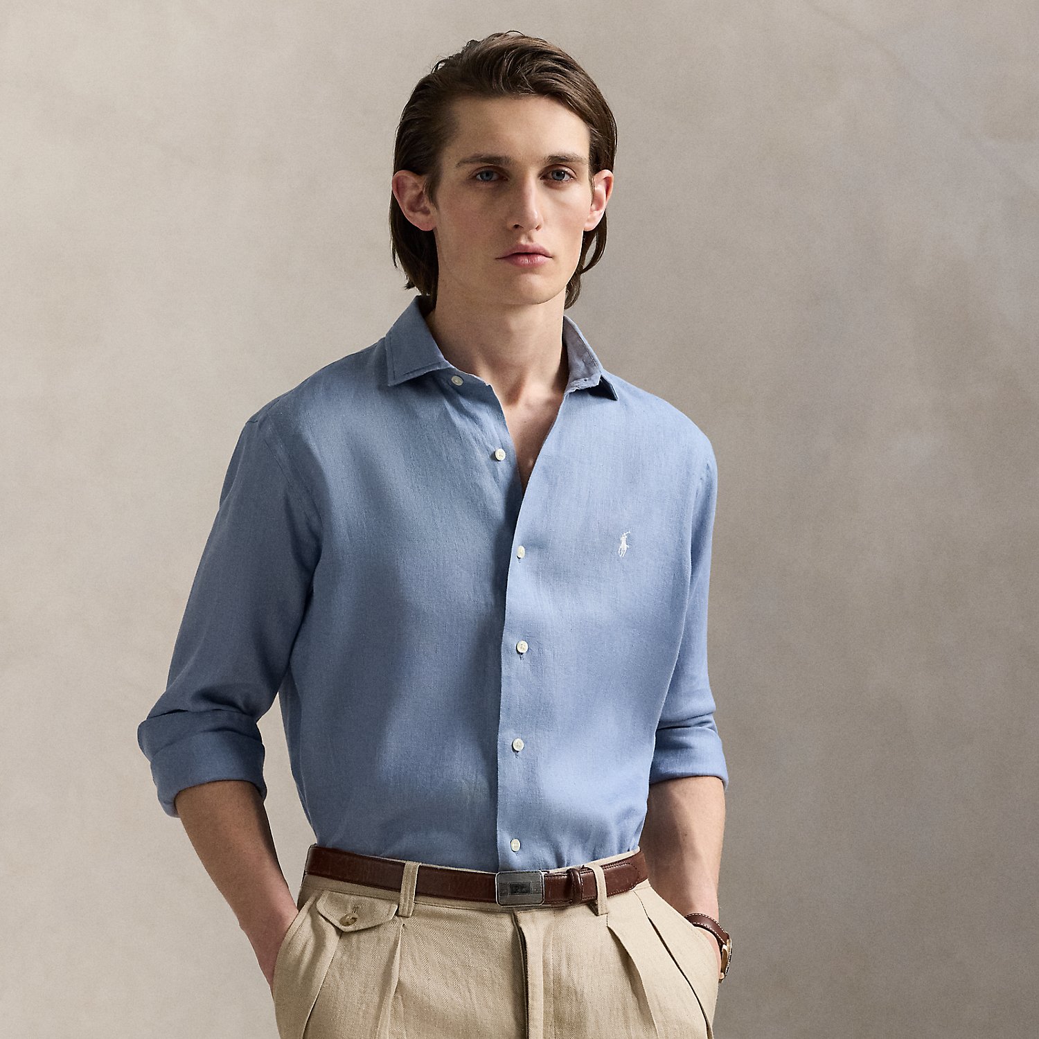 Lightweight, breathable linen makes this shirt perfectly suited to warm-weather days.