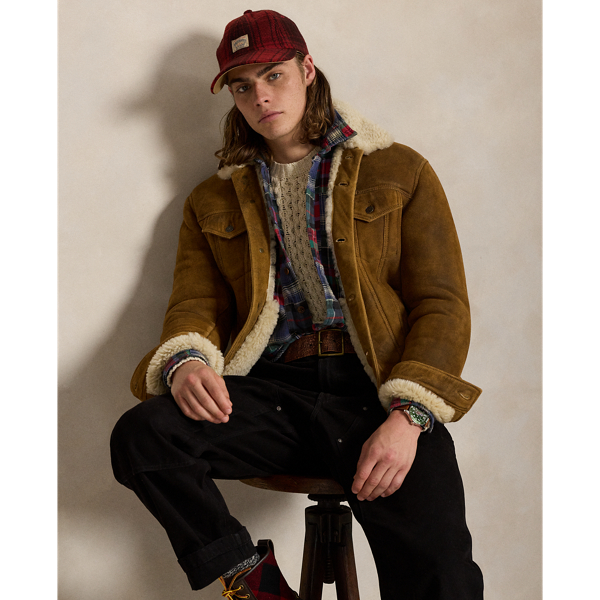 To create this layer, we reimagined the silhouette of our iconic trucker jacket with semi-curly shearling that is specially dyed and finished.