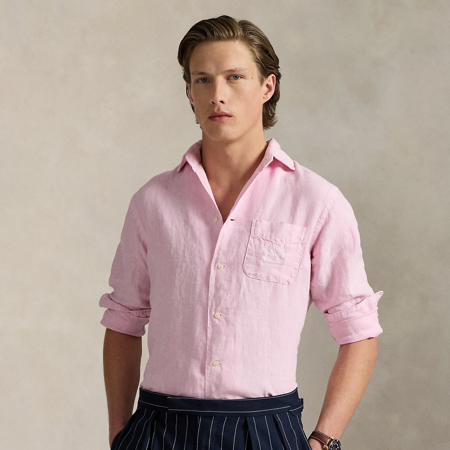 Part of our collection celebrating Wimbledon 2025, this unisex linen shirt features a tennis-inspired "Polo Ralph Lauren Lauren" crest and the tournament's logo intricately embroidered on the chest pocket.