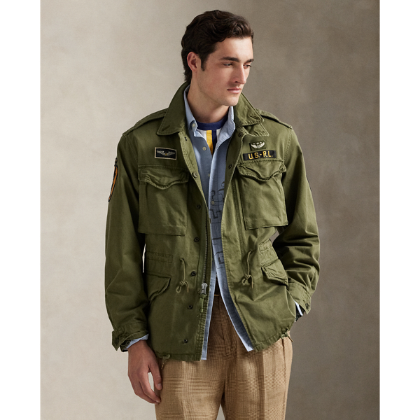  Ralph Lauren Lauren's reinterpretation of the classic field jacket combines a modern fit with authentic details and signature patches inspired by vintage American flight clothing. Crafted from cotton sateen, it is built with a bi-swing construction for ease of movement and enhanced comfort. A specialised wash enhances its timeworn appearance.
