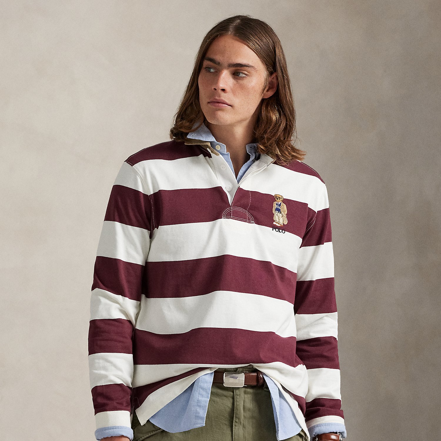 The Collegiate Bear debuted in 1996 in the form of a Steiff plush bear and, six years later, was voted by Polo fans to appear on a jumper for the first time in Ralph Lauren Lauren history. Now, the Collegiate Bear is back on this rugby shirt and with a few stylish updates – tortoiseshell glasses and a Polo-emblazoned pullover.
