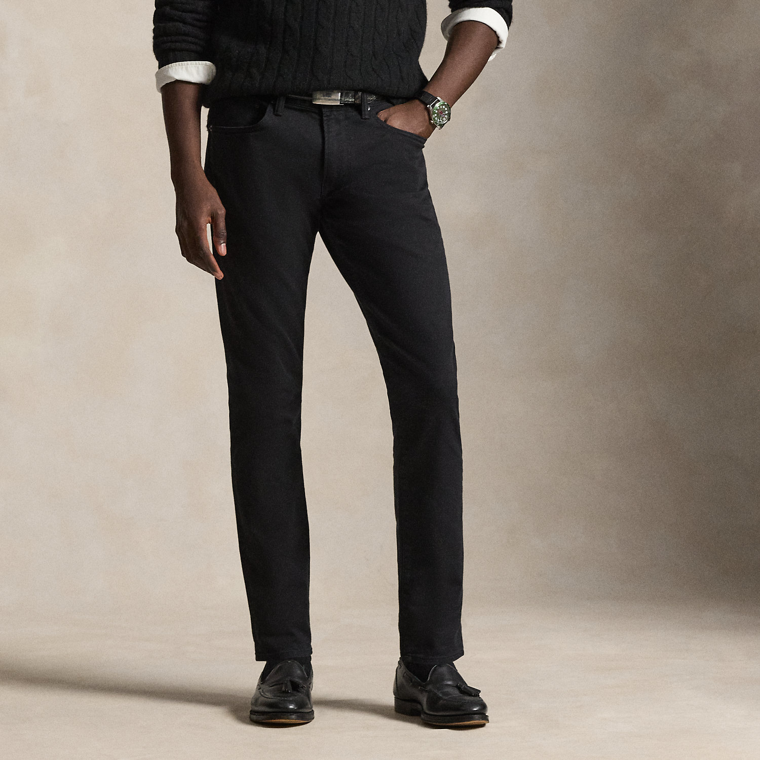 The slim-leg Sullivan features a regular rise and a trim fit through the seat, thigh and knee. This pair is constructed from a left-hand twill similar to bull denim – a durable fabric often used in workwear. They are garment-dyed and washed for an authentically timeworn appearance.