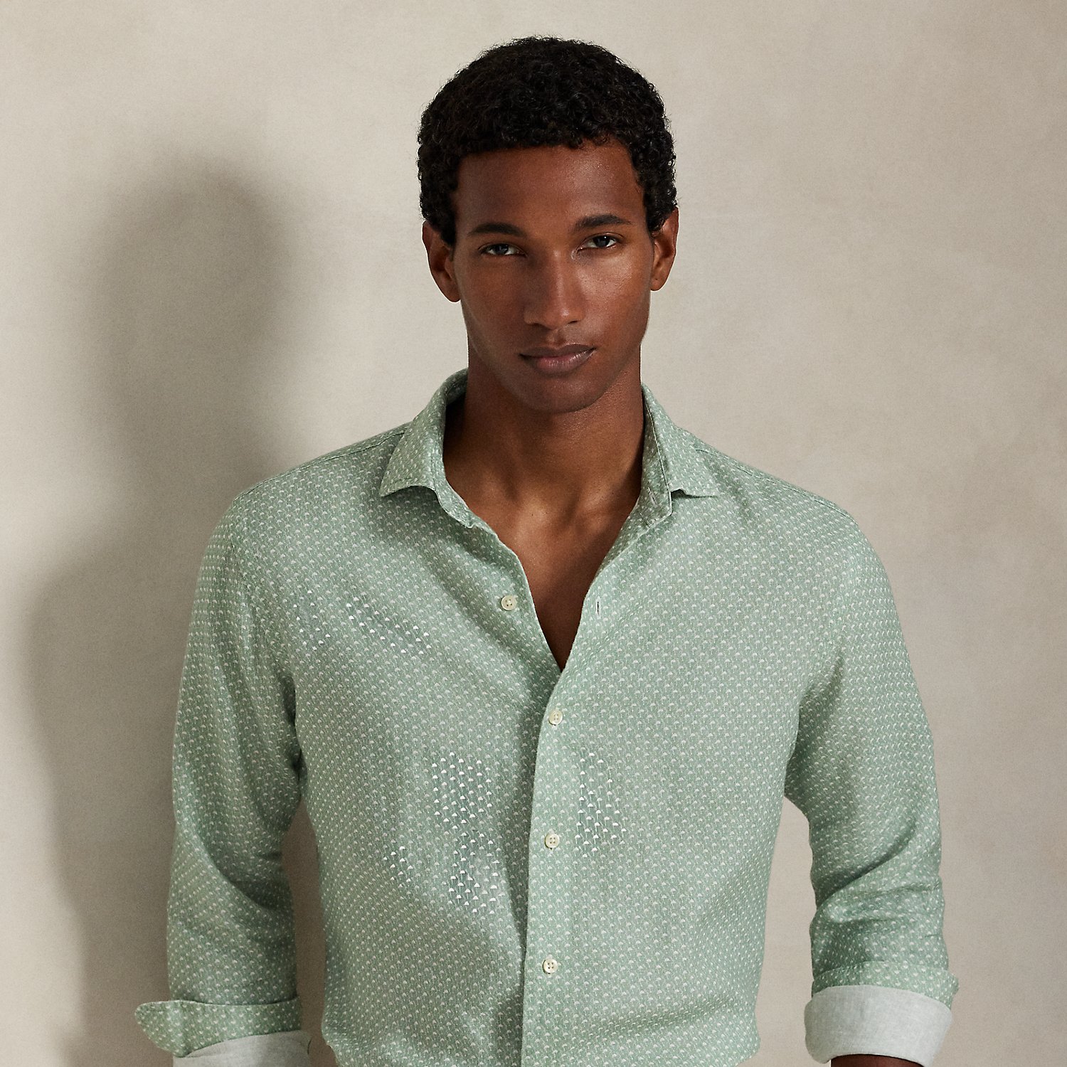 Lightweight, breathable linen makes this shirt perfectly suited to warm-weather days, while a miniature motif of riding helmets and crops adds equestrian-inspired style.