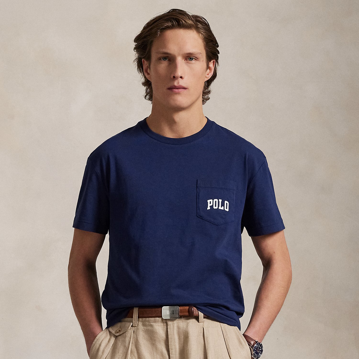 The Collegiate Bear debuted in the form of a Steiff plush bear in 1996 and, six years later, was voted by Polo fans to appear on a jumper for the first time in Ralph Lauren Lauren history. Now, the Collegiate Bear is back on this cotton T-shirt and with a few stylish updates – tortoiseshell glasses and a Polo-emblazoned pullover.