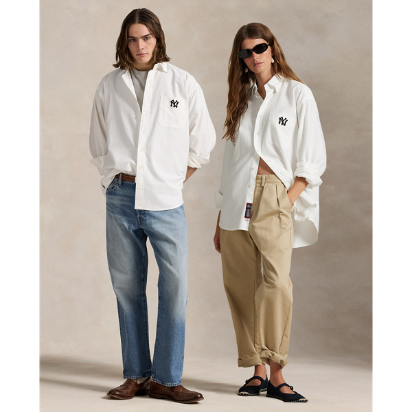As a boy growing up in the Bronx, Mr Lauren loved going to Yankee Stadium™ to watch his hometown heroes play ball. This unisex oxford shirt celebrates Mr Lauren's long-standing love of the Bronx Bombers™ and the game of baseball with a New York Yankees™ logo patch. It is rendered in our iconic Big Fit from the '90s and finished with our signature embroidered Pony.
