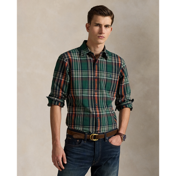 The oxford shirt made its debut very early in Ralph Lauren Lauren’s designs, and since then, it has solidified its status as a pillar of the Polo look. Our fabric is developed with a secret wash, giving it instant character, ease and a heathered softness – what we refer to as "the perfect rumple". The formula is so unique that it's been kept in a safe for more than three decades. Today, Mr Lauren continues to create countless variations of his iconic shirt, including this brushed version, which features a classic plaid motif.