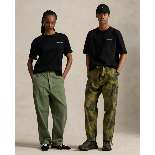 This unisex T-shirt is made with breathable cotton jersey and rendered in a comfortable, relaxed fit. At the chest and back, it features our iconic Polo Sport logo.