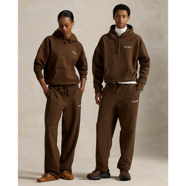 In heavyweight cotton-blend fleece, these unisex tracksuit bottoms feature our iconic Polo Sport logo embroidered at the left leg.